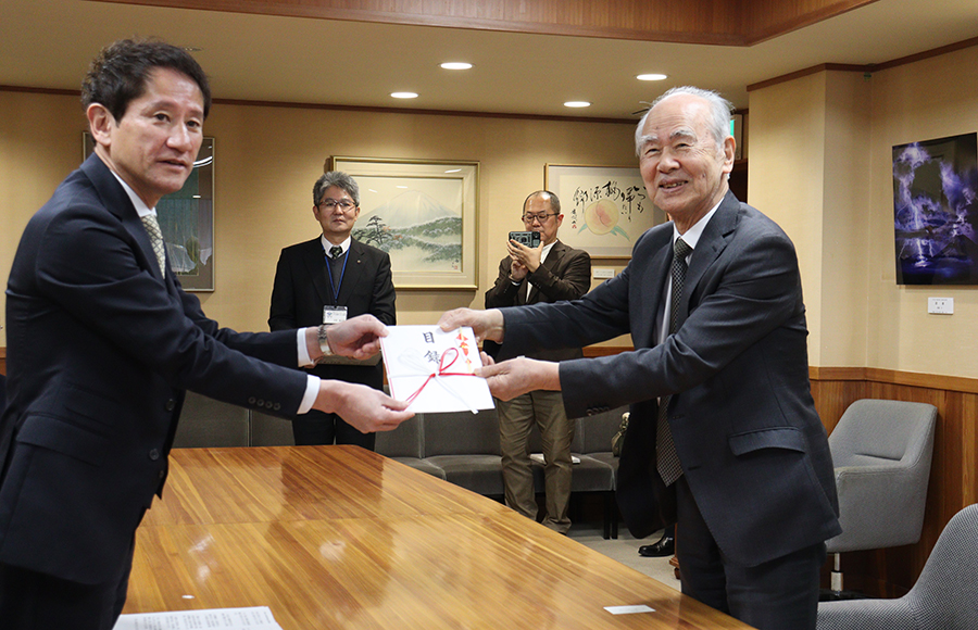 【山梨県】近現代の資料群を寄贈　県人会連合会の内田孝副会長